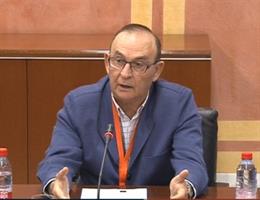 El presidente de CREA Andalucía, Eduardo López, durante su intervención en la Comisión de los Presupuestos 2024, celebrada en el Parlamento de Andalucía.