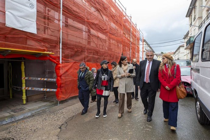 El Consejero De Fomento, Ordenación Del Territorio Y Medio Ambiente, Roberto Media, Y La Alcaldesa De Santander, Gema Igual, Visitan Las Obras De Rehabilitación Del Barrio Obrero Del Rey En Santander