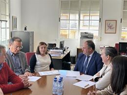 El consejero de Agricultura, Ganadería y Desarrollo Rural, Julián Martínez Lizán, en Camuñas, donde ha mantenido la primera toma de contacto con el Patronato del Consejo Regulador de la D.O.P. Azafrán de La Mancha.