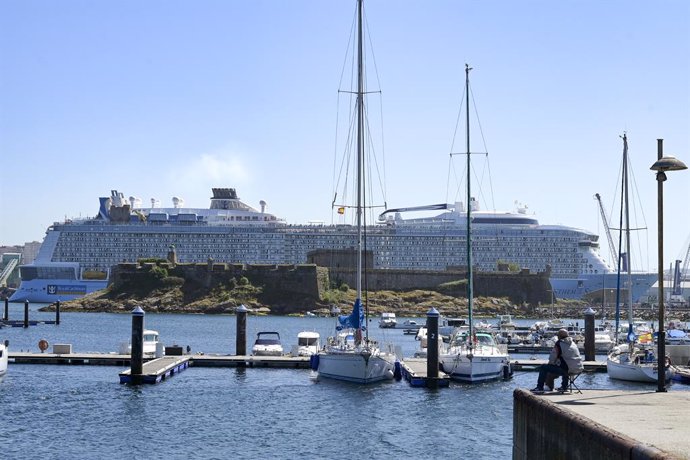 Archivo - El buque trasatlántico Anthem of the Seas atracado en el puerto de A Coruña para salir rumbo al puerto francés de Le Havre, a 26 de mayo de 2022, en A Coruña (Galicia). 