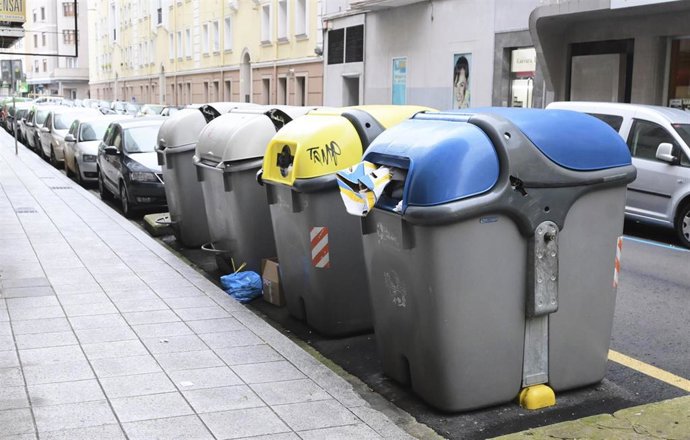 Archivo - Varios contenedores de basura en Santander