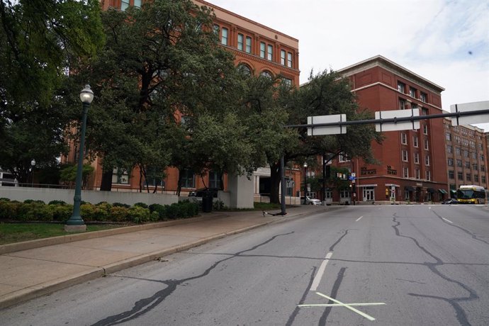 Archivo - July 29, 2020, Dallas, TX, USA: An X marks the spot on Elm Street where President John F. Kennedy was shot by Lee Harvey Oswald from the Texas School Book Depository, now known as the Dallas County Administration Building, a seven-floor buildi