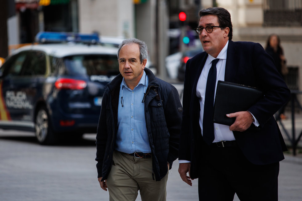 El que fuera alcalde de Boadilla del Monte Arturo González Panero 'El Albondiguilla' (i) y su abogado Gustavo Galán a su llegada a la Audiencia Nacional