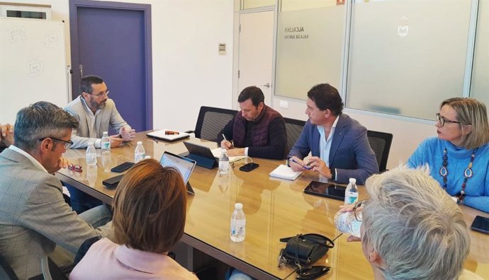 El delegado territorial de Empleo, Empresa y Trabajo Autónomo de la Junta en Cádiz, Daniel Sánchez Román, mantiene una reunión con el alcalde de La Línea, Juan Franco, sobre la residencia de tiempo libre.