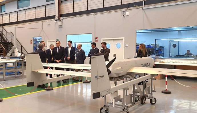 El consejero de Universidad, Investigación e Innovación, José Carlos Gómez Villamandos, durante su visita a las instalaciones en Sevilla de Aertec Solutions.