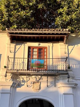 Ayuntamiento De Tomares: Nota De Prensa Y Foto (El Ayuntamiento De Tomares Conmemora El Día De Los Gitanos Y Gitanas Andaluces Colgando Su Bandera En Su Fachada)