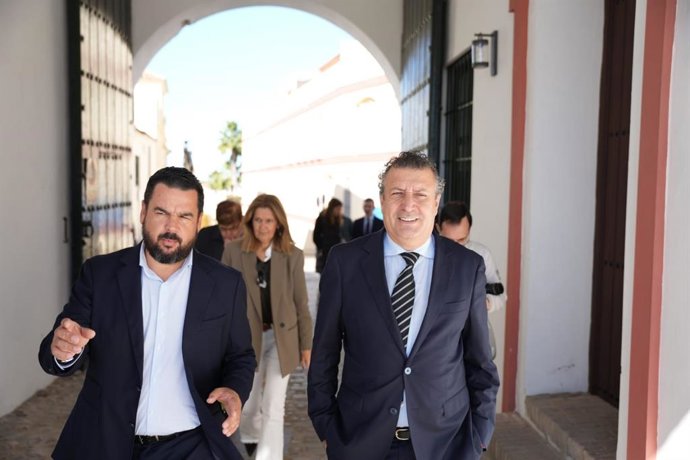El alcalde de Gines, Romualdo Garrido, y el presidente de la Diputación de Sevilla, Javier Fernández.
