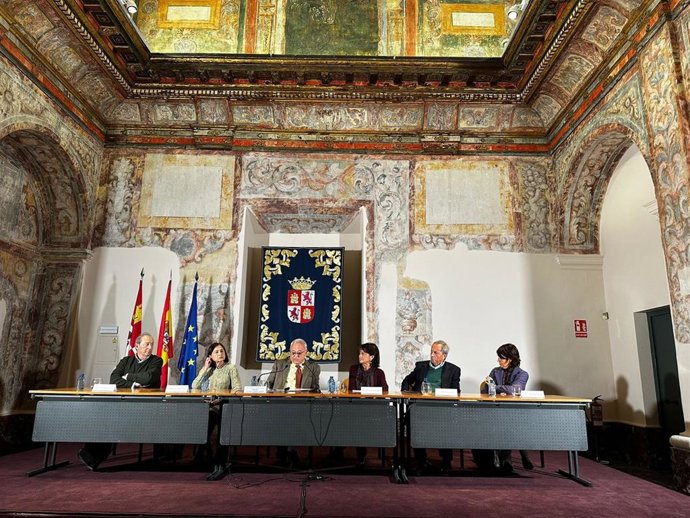 La Consejería de Cultura y los herederos de Delibes acuerdan la cesión del legado del escritor a la Junta.