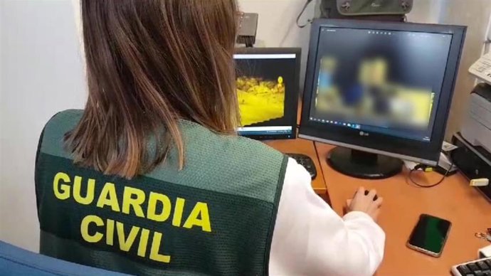 Un agente de la Guardia Civil analiza las cámaras de seguridad.