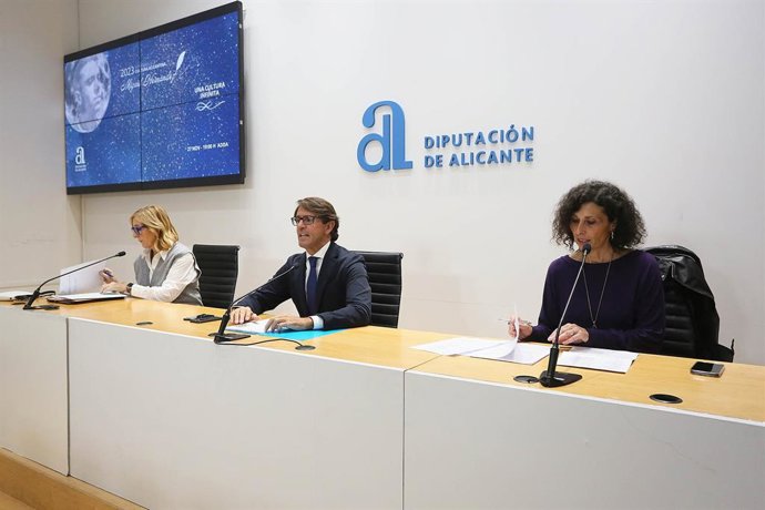 La fotógrafa Cristina de Middel y el historiador Joaquín Santo Matas, Premios a la Cultura Alicantina 2023