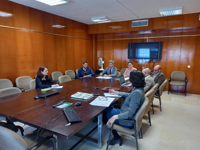 Granados (centro, al fondo), preside el consejo de administración del Consorcio de Transporte Metropolitano de Córdoba.