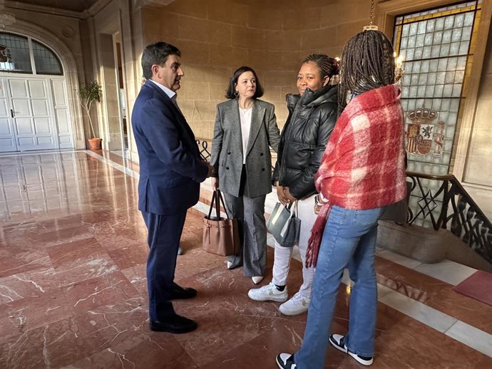 El delegado del Gobierno en Galicia, Pedro Blanco, con familiares de los fallecidos en el naufragio del 'Villa de Pitanxo', con quienes se ha reunido en Pontevedra, a 22 de noviembre de 2023.