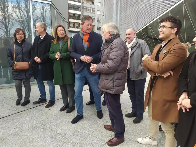 El candidato a la presidencia de la Xunta por el PSdeG, Xosé Ramón Gómez Besteiro, con miemrbos de su partido ante los juzgados de Ourense.
