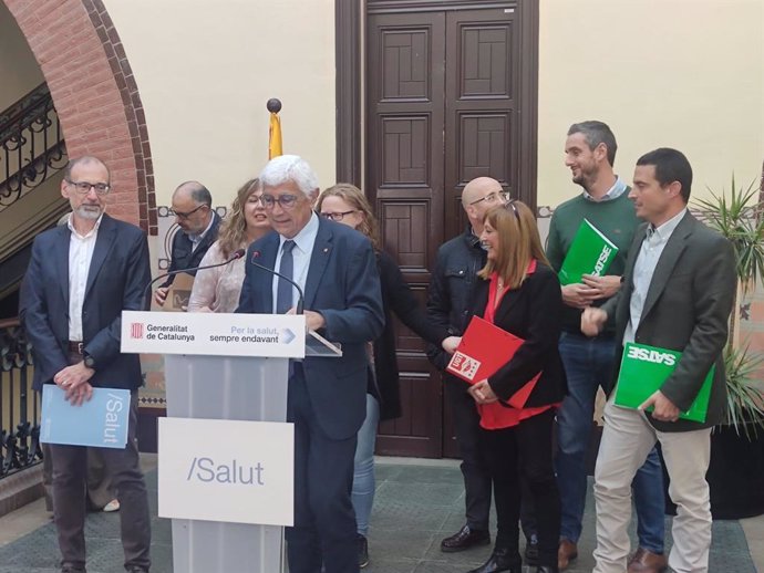 El conseller de Salut, Manel Balcells, al costat dels representants sindicals