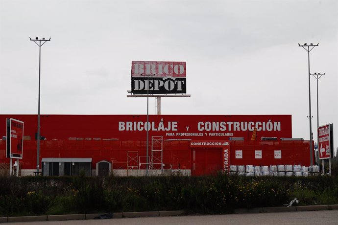 Archivo - Brico Depot cerrado durante el Jueves Santo marcado por el confinamiento impuesto por el Estado de Alarma provocado por el coronavirus, COVID19. En Madrid (España) a 9 de abril de 2020.
