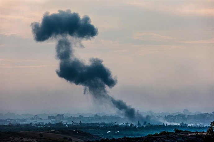 Columna de humo tras un bombardeo de Israel contra la Franja de Gaza