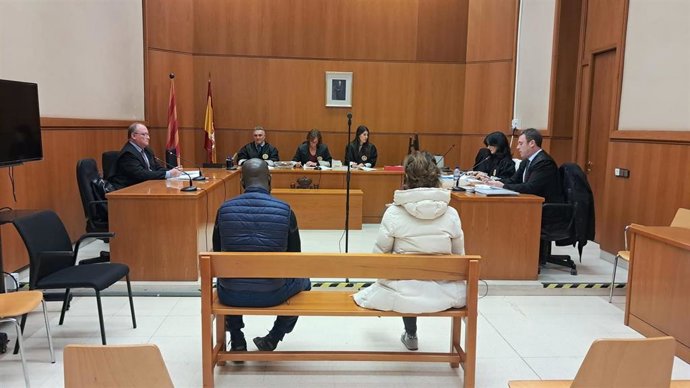 Juicio a un supuesto vidente acusado de abusar sexualmente de una mujer una veintena de veces y de presuntamente estafarle 362.000 euros. En la Audiencia de Barcelona el miércoles 22 de noviembre de 2023.