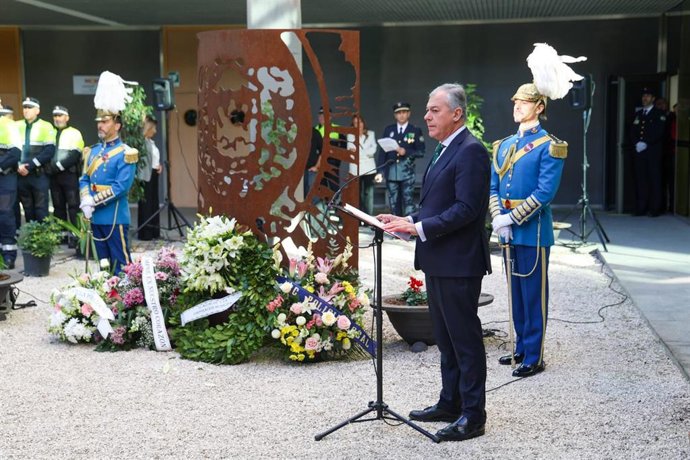 Acto de homenaje en La Ranilla a los agentes de la Policía Local caídos en acto de servicio, con la asistencia del alcalde de Sevilla, José Luis Sanz.