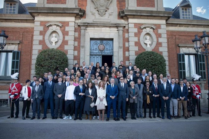 El alcalde de Barcelona, Jaume Collboni, en una foto de familia junto a los galardonados con los Premios Ondas 2023, en el Palacete Albéniz, a 22 de noviembre de 2023, en Barcelona, Catalunya (España). Esta noche se entregan los Premios Ondas 2023. Los 