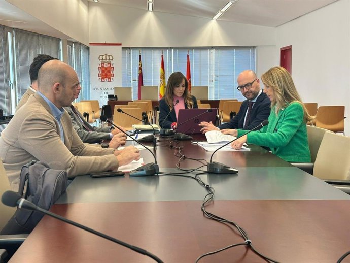 Los miembros de la comisión municipal informativa sobre los incendios de las discotecas de Atalayas