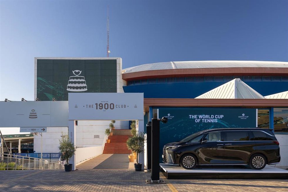 Imagen de un coche de Lexus en la puerta del Palacio José María Martín Carpena de Málaga
