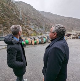 Calvet i Moles davant la línia d'alta tensió