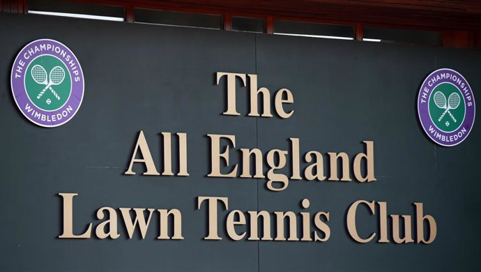 Archivo - Cartel del All England Club de Londres, donde se disputa el torneo de Wimbledon.  