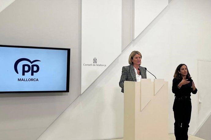 La portavoz del PP en el Consell de Mallorca, Núria Riera, en rueda de prensa.