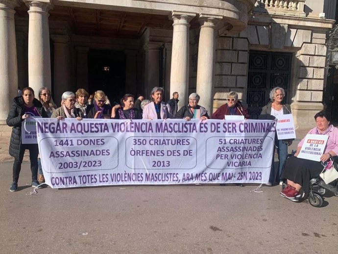 Concentración del movimiento feminista de Valncia por el 25N