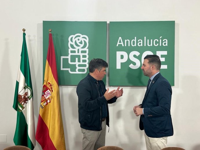 El alcalde de Montilla (Córdoba), Rafael Llamas (i), y el secretario de Organización del PSOE-A, Noel López (d).