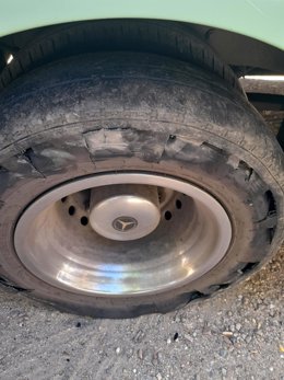 Imagen del estado de uno de los neumáticos de uno de los microbuses tras un impacto con un bordillo
