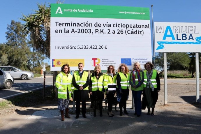 La consejera de Fomento, Articulación del Territorio y Vivienda, Rocío Díaz, en el inicio de las obras de terminación del carril ciclopeatonal que unirá Jerez de la Frontera y La Barca de la Florida, en la provincia de Cádiz