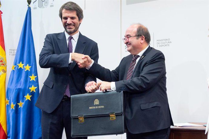 El  nuevo ministro de Cultura, Ernest Urtasun, (i) yy el ministro saliente de Cultura y Deporte, Miquel Iceta (d), durante el traspaso de la cartera de Cultura, en la sede del Ministerio de Cultura, a 21 de noviembre de 2023, en Madrid (España). 