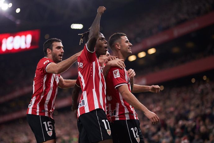 Iñigo Lekue, Nico Williams y Gorka Guruzeta (Athletic Club) celebrando un gol.