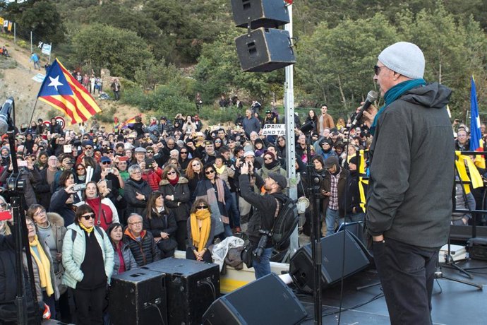 Archivo - El cantante Lluis Lach actúa ante una multitud de personas corta la carretera de la AP-7 en La Jonquera (Girona),  una acción convocada por Tsunami Democrtic, en  La Jonquera /Girona /Catalunya (España), a 11 de noviembre de 2019.