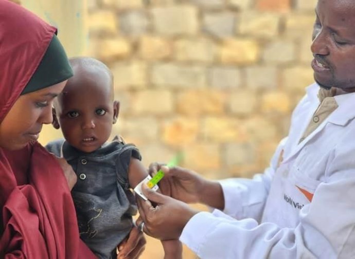 Un médico de World vision atiende a un niño en Somalia.