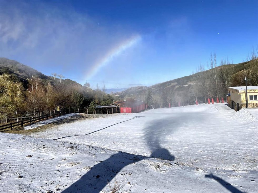 Entorno de Sierra Nevada con un cañón de nieve funcionando