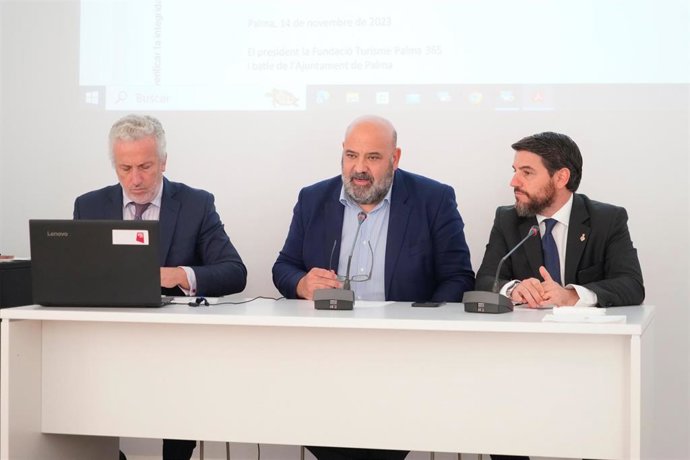 De izquierda a derecha, el gerente de la Fundació Turisme Palma 365, Pedro Homar, el alcalde de Palma, Jaime Martínez, y el teniente de alcalde Turismo y Restauración, Javier Bonet.
