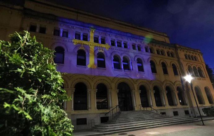 Archivo - Proyección de la bandera de Asturias en la sede de presidencia del Principado.