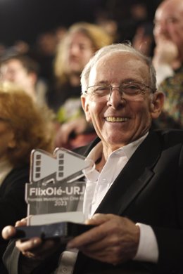 El actor posa con el premio recibido en la Academia de Cine (Madrid).