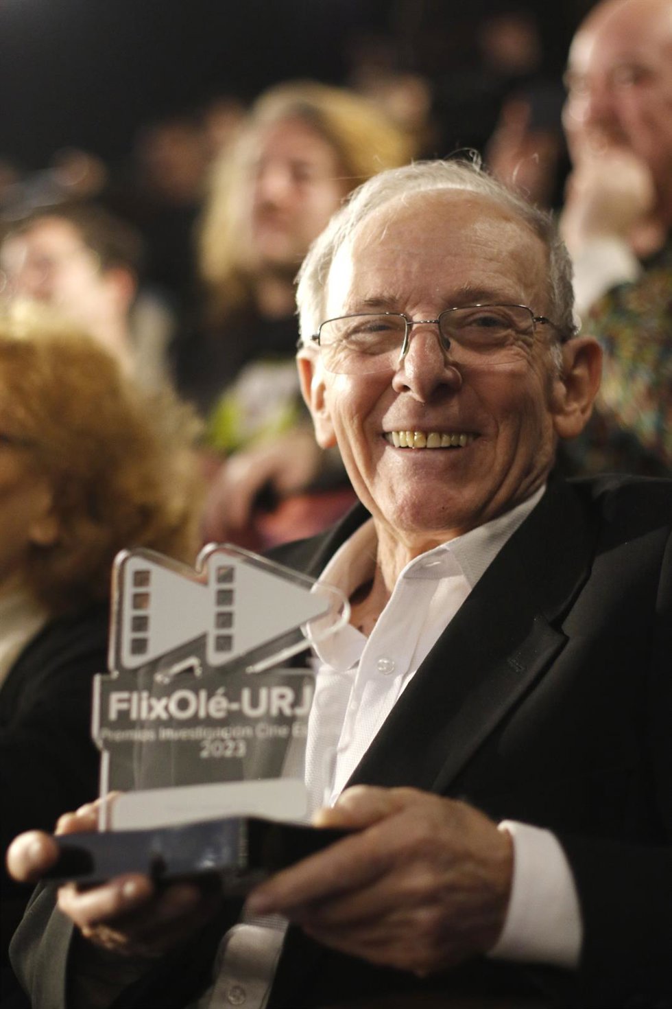 El actor posa con el premio recibido en la Academia de Cine (Madrid).