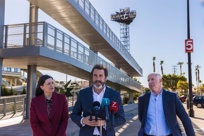 Imagen de la alcaldesa de San Fernando, Patricia Cavada, el consejero delegado de Castellana Properties, Alfonso Brunet, y el arquitecto responsable de la pasarela, Manuel Díaz Periñán.