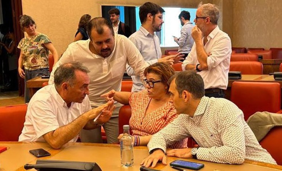 El portavoz de IU en el Congreso, Enrique Santiago (izq), charlando con compañeros en el Congreso.