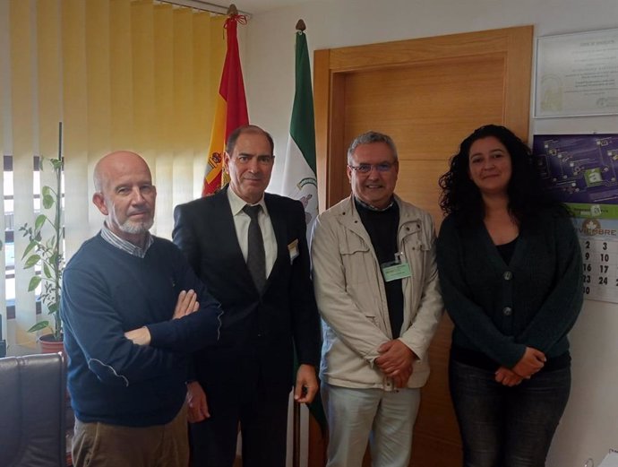 El drector de la cárcel de Jaén, Juan Mesa, junto al director de la UNED, Manuel Valdivia, Gregorio Ruiz y Cristina Gómez.