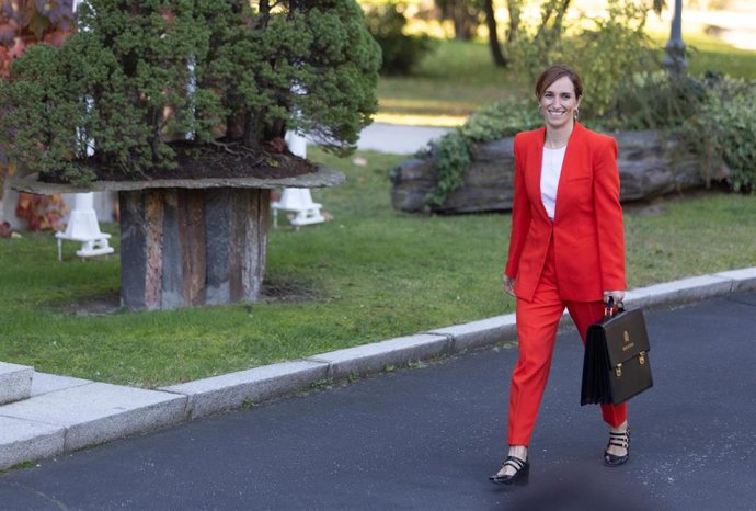 La ministra de Sanidad, Mónica García, a su llegada a la primera reunión de Consejo de Ministros de la XV legislatura.