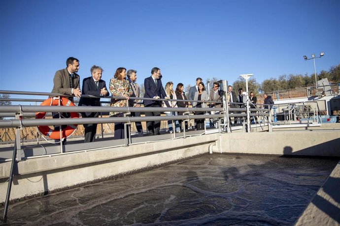 El presidente de la Diputación y Emproacsa, Salvador Fuentes (segundo por la izda.), junto a la consejera de Agricultura, Pesca, Agua y Desarrollo Rural de la Junta de Andalucía, Carmen Crespo, en la EDAR de Palenciana.