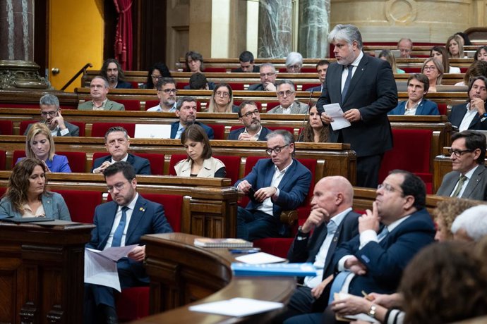 El portaveu de Junts al Parlament, Albert Batet, pregunta al president de la Generalitat, Pere Aragons.