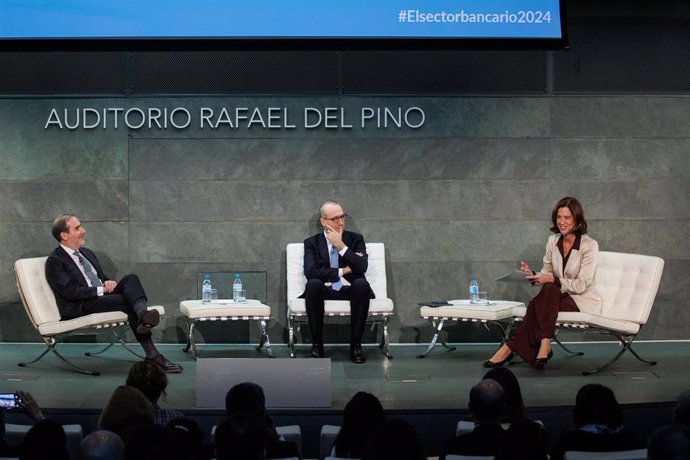 (I-D) El CEO Banco Santander, Héctor Grisi; el CEO BBVA, Onur Gen, y la presidenta y CEO de la Asociación Española de Banca (AEB), Alejandra Kindelán.
