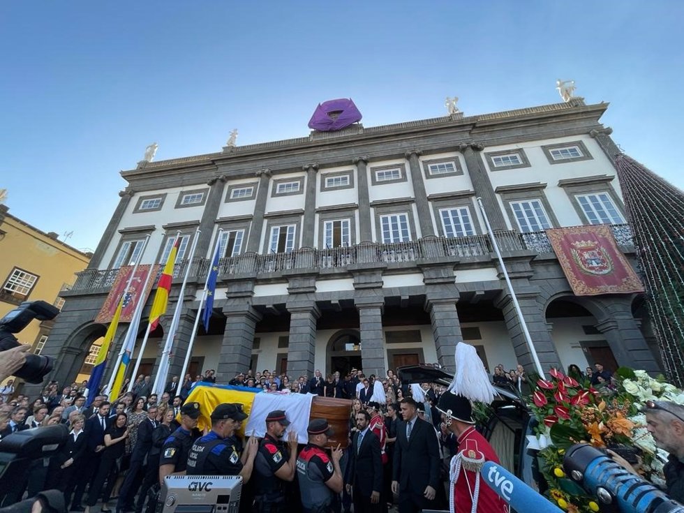 Salida del féretro de Jerónimo Saavedra de las Casas Consistoriales de Las Palmas de Gran Canaria