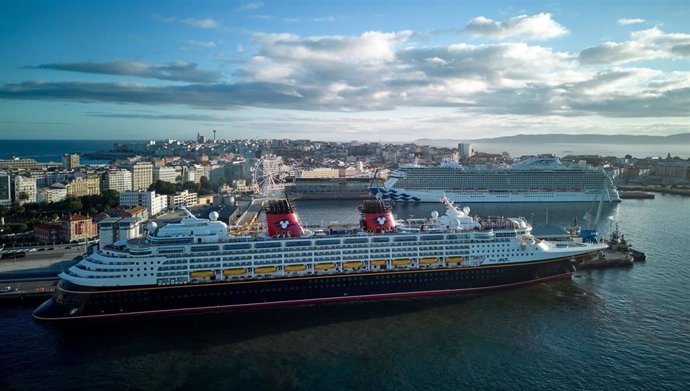 Archivo - El puerto de A Coruña recibió más de 220.000 pasajeros a bordo de 136 buques el año pasado